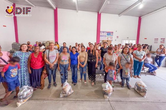 Entrega de canastas alimentarias en la cabecera municipal
