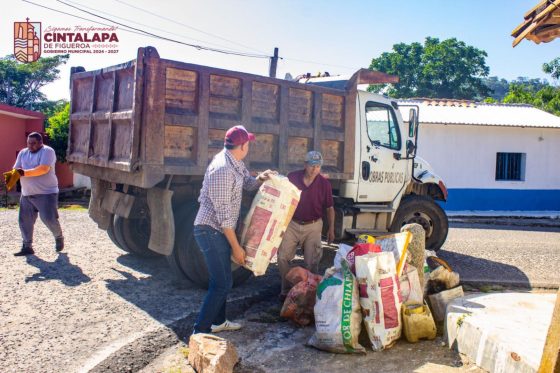 Ayuntamiento realiza descacharramiento y abatización en el Ejido Rosendo Salazar