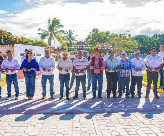 inauguración de pavimentación de calles en Tolán