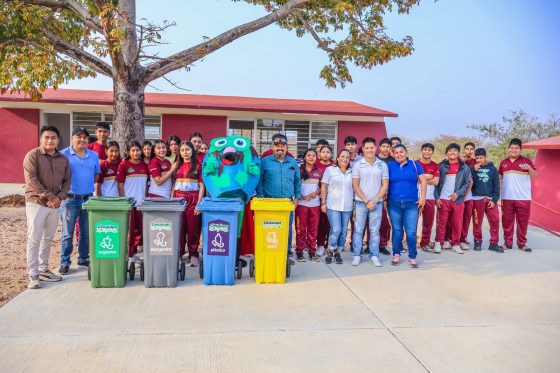 AYUNTAMIENTO DE CINTALAPA ENTREGA CONTENEDORES DEL PROGRAMA “CHIAPAS LIMPIO” A LA ESCUELA DE TELEBACHILLERATO COMUNITARIO EN EL EJIDO ABELARDO L. RODRÍGUEZ