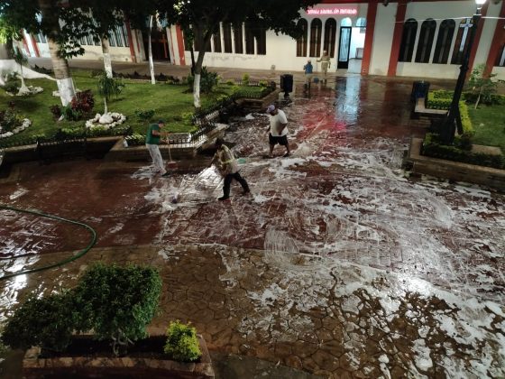 AYUNTAMIENTO MUNICIPAL REALIZA LABORES DE LIMPIEZA EN CALLES Y BANQUETAS DEL CENTRO DE CINTALAPA