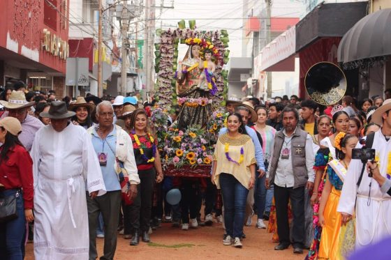 𝗖𝗜𝗡𝗧𝗔𝗟𝗔𝗣𝗔 𝗩𝗜𝗩𝗘 𝗦𝗨𝗦 𝗧𝗥𝗔𝗗𝗜𝗖𝗜𝗢𝗡𝗘𝗦 𝗗𝗘 𝗟𝗔 𝗠𝗔𝗡𝗢 𝗗𝗘 𝗟𝗔 𝗣𝗥𝗘𝗦𝗜𝗗𝗘𝗡𝗧𝗔 𝗠𝗨𝗡𝗜𝗖𝗜𝗣𝗔𝗟, 𝗘𝗩𝗔 𝗘𝗟𝗜𝗔 𝗚𝗨𝗭𝗠𝗔́𝗡