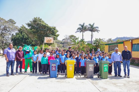 AYUNTAMIENTO DE CINTALAPA ENTREGA CONTENEDORES DEL PROGRAMA CHIAPAS LIMPIO A ESCUELA DE LA COL. LA FLORIDA