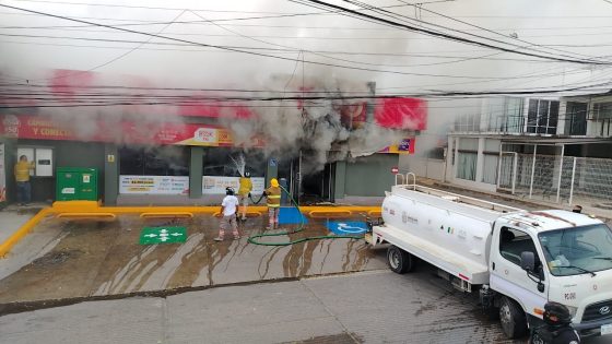 PROTECCIÓN CIVIL CINTALAPA ATIENDE INCENDIO EN TIENDA DE CONVENIENCIA