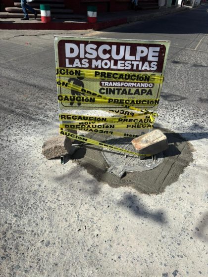 SAPAM REHABILITA TAPA DE DRENAJE EN LA CALLE CENTRAL Y 5a SUR