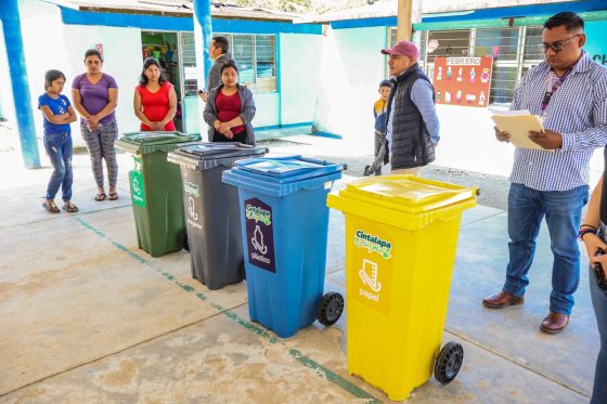 GOBIERNO DE CINTALAPA ENTREGA CONTENEDORES DEL PROGRAMA “CHIAPAS LIMPIO” A ESCUELA DEL EJIDO GENERAL LÁZARO CÁRDENAS