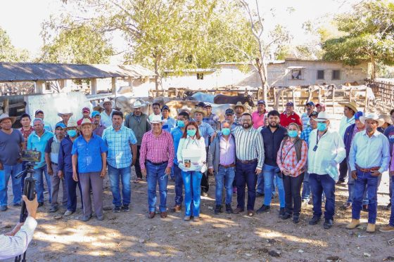 AYUNTAMIENTO ENTREGA VACUNAS PARA LA PREVENCIÓN Y CONTROL DE LA RABIA PARALÍTICA EN ESPECIES GANADERAS