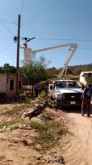 AYUNTAMIENTO DE CINTALAPA INSTALA LUMINARIAS EN EMILIANO ZAPATA