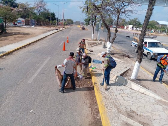 SERVICIOS PÚBLICOS MUNICIPALES REALIZA LABORES DE LIMPIEZA Y REVISIÓN DE CABLEADO SUBTERRANEO EN BOULEVARD RODULFO FIGUEROA