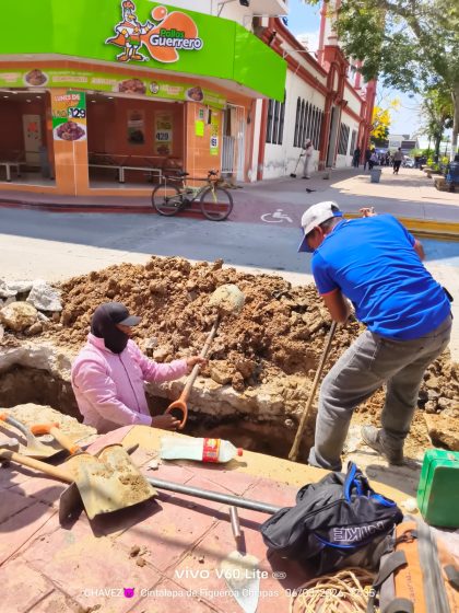 SAPAM ATIENDE FUGA DE AGUA POTABLE EN EL CENTRO DE LA CIUDAD
