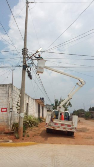 AYUNTAMIENTO MUNICIPAL REALIZA REHABILITACIÓN DE LUMINARIAS DE DIFERENTES BARRIOS DE LA CIUDAD
