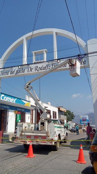 SERVICIOS PÚBLICOS MUNICIPALES DA MANTENIMIENTO A LUMINARIAS DE DIFERENTES BARRIOS DE CINTALAPA